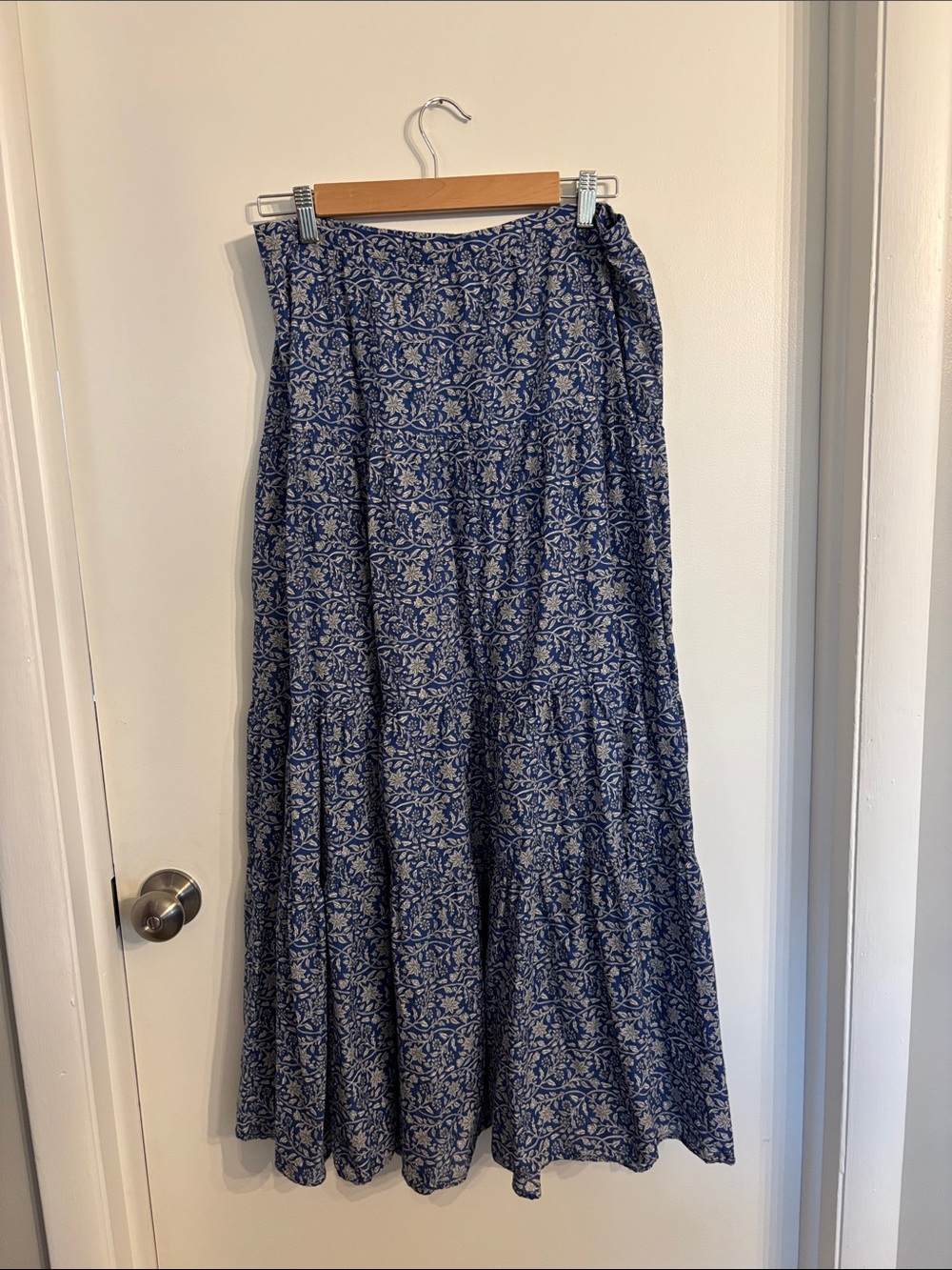 Banana Republic deep blue and cream floral maxi skirt size M
